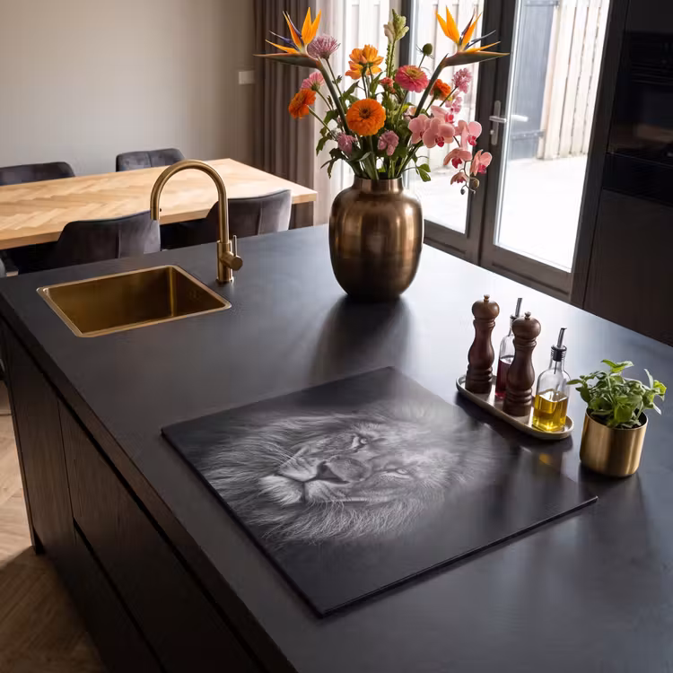 Induction hob protector - Sovereignty in Black and White — 2