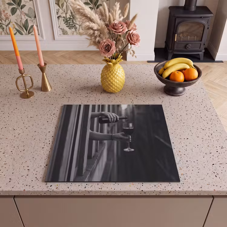 Induction hob protector - Wine bottle - Glass - Hands - Window — 3