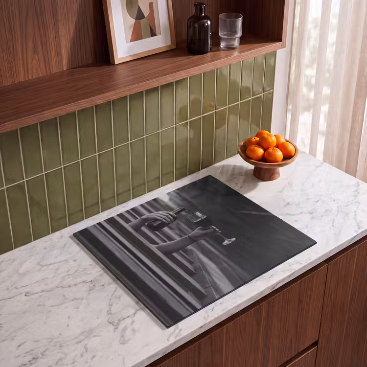 Induction hob protector - Wine bottle - Glass - Hands - Window — 4