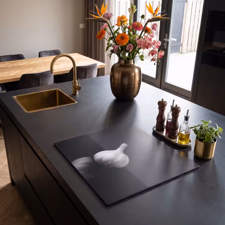 Induction hob protector - Garlic - Black - White — 2
