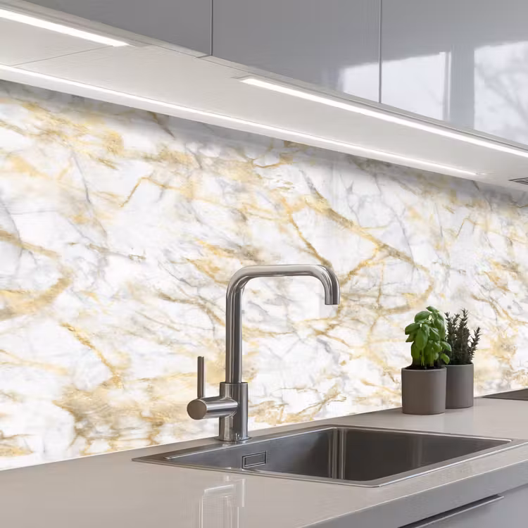Kitchen splashback - Marble - White - Expressive - Gold accents — 2