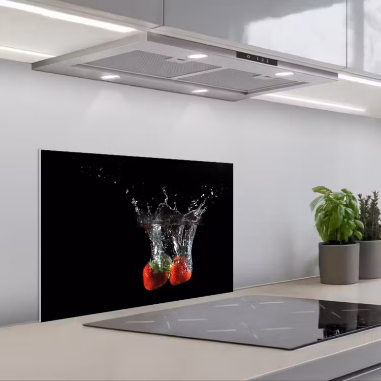 Kitchen splashback for hob - Strawberries - Fruit - Water - Black - Red — 1