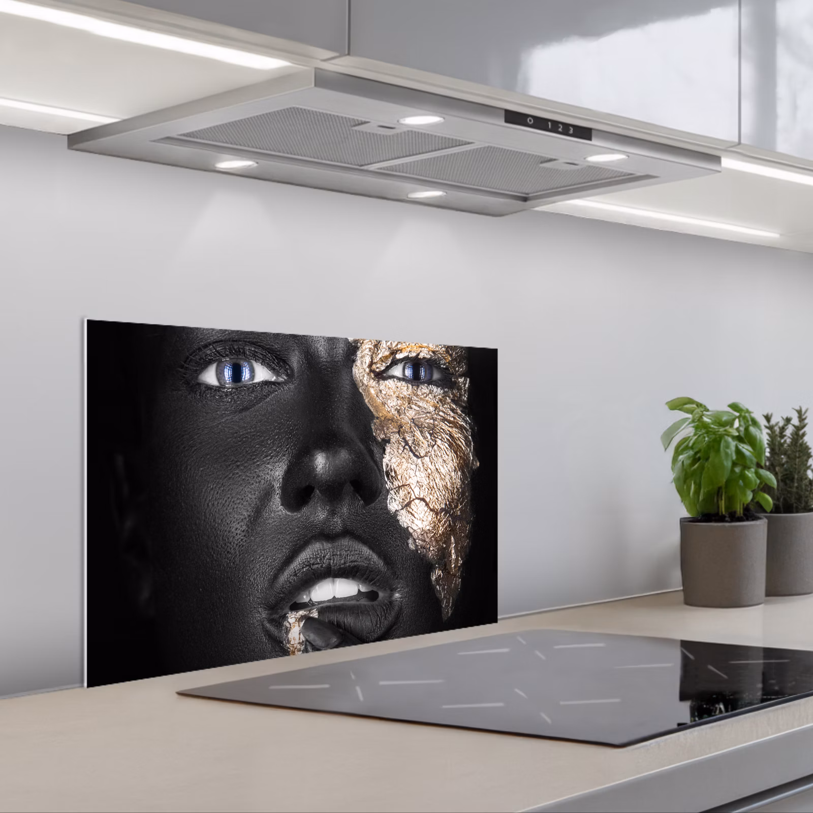 Kitchen splashback for hob - Woman - Gold leaf - Black - Skin - Luxury — 1