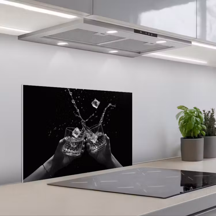 Kitchen splashback for hob - Whisky glasses - Ice - Splashes - Black — 1