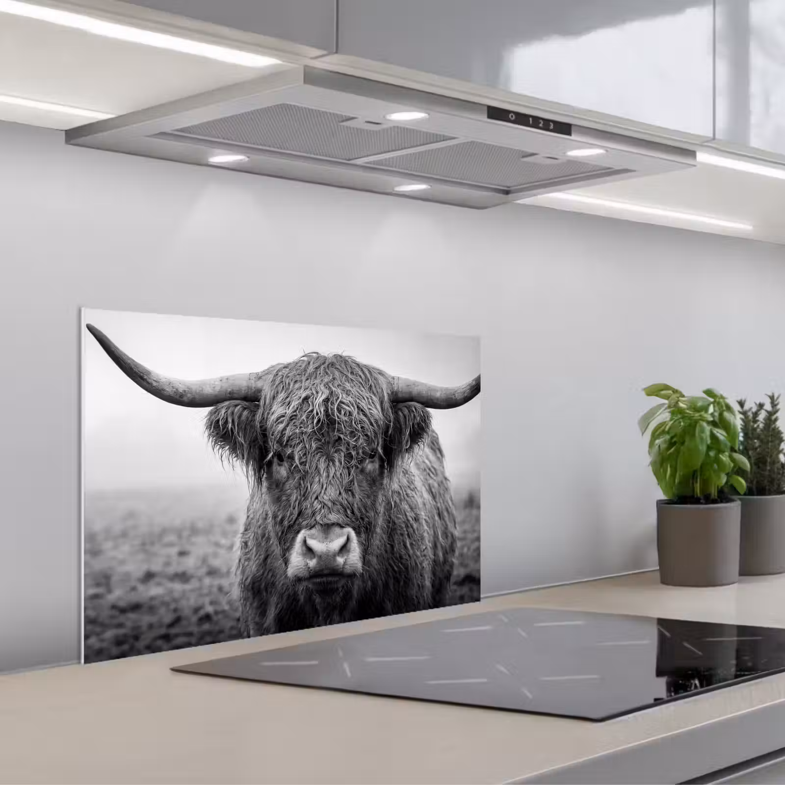 Kitchen splashback for hob - Scottish highlander - Black - White - Grass — 1