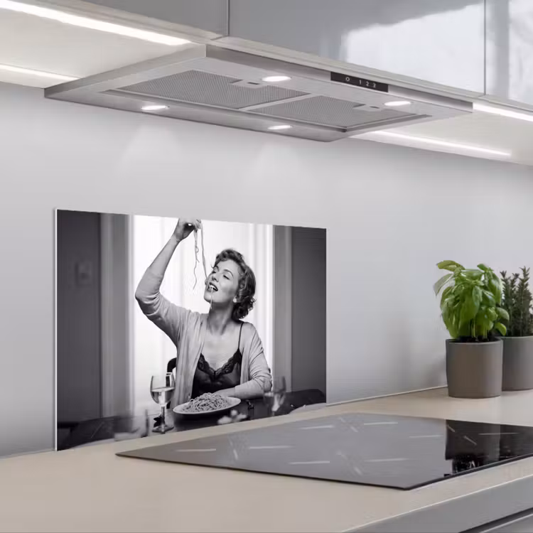 Kitchen splashback for hob - Woman - Spaghetti - Black - White — 1